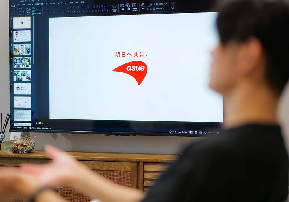 ロゴがモニターに写っている