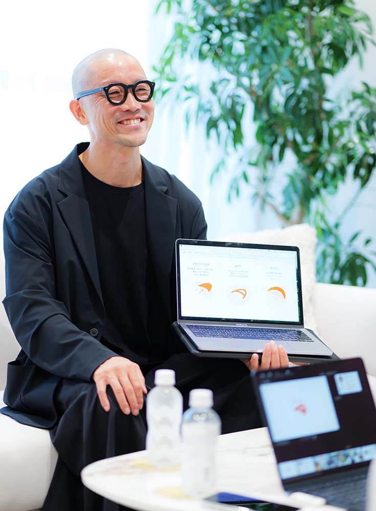 笑顔のインタビュアー