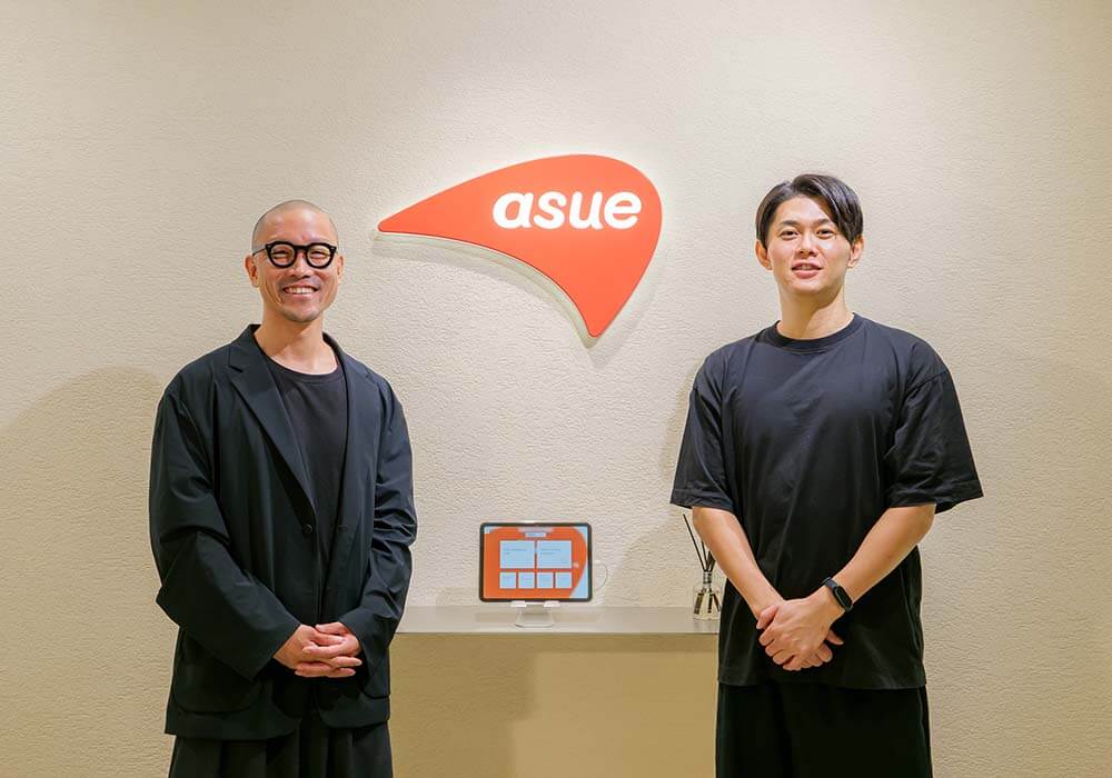 エントランス前で微笑むふたり